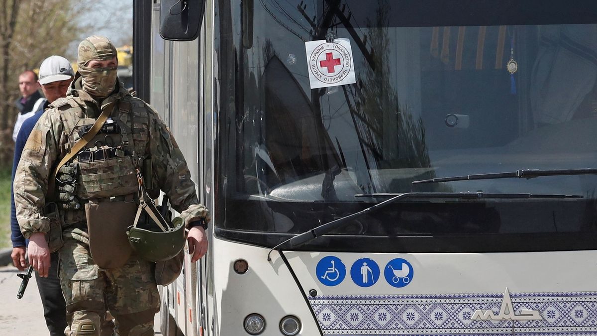 Z mariupolských oceláren se podařilo evakuovat 100 civilistů, míří do Záporoží